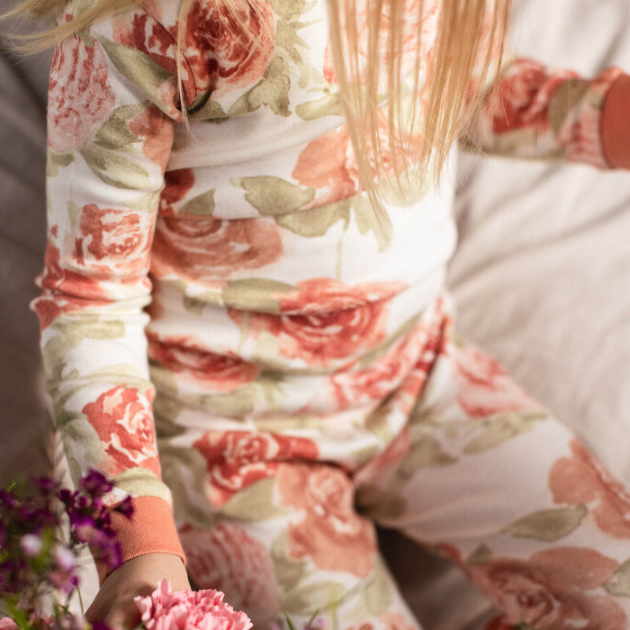 Floral organic cotton pajamas with long sleeves and round neckline, cream and coral roses