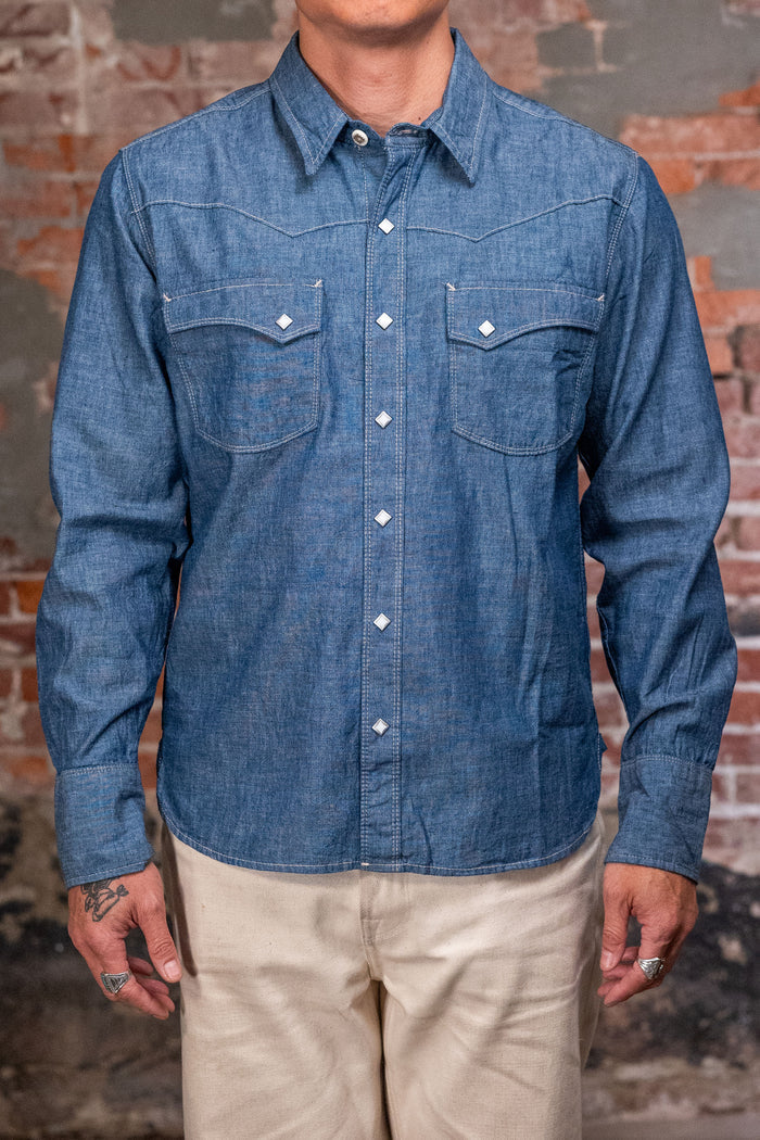 Freenote Cloth Calico - Dusty Blue. on model front profile