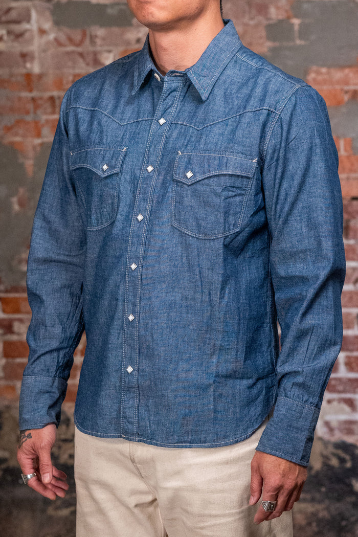 Freenote Cloth Calico - Dusty Blue. on model side profile