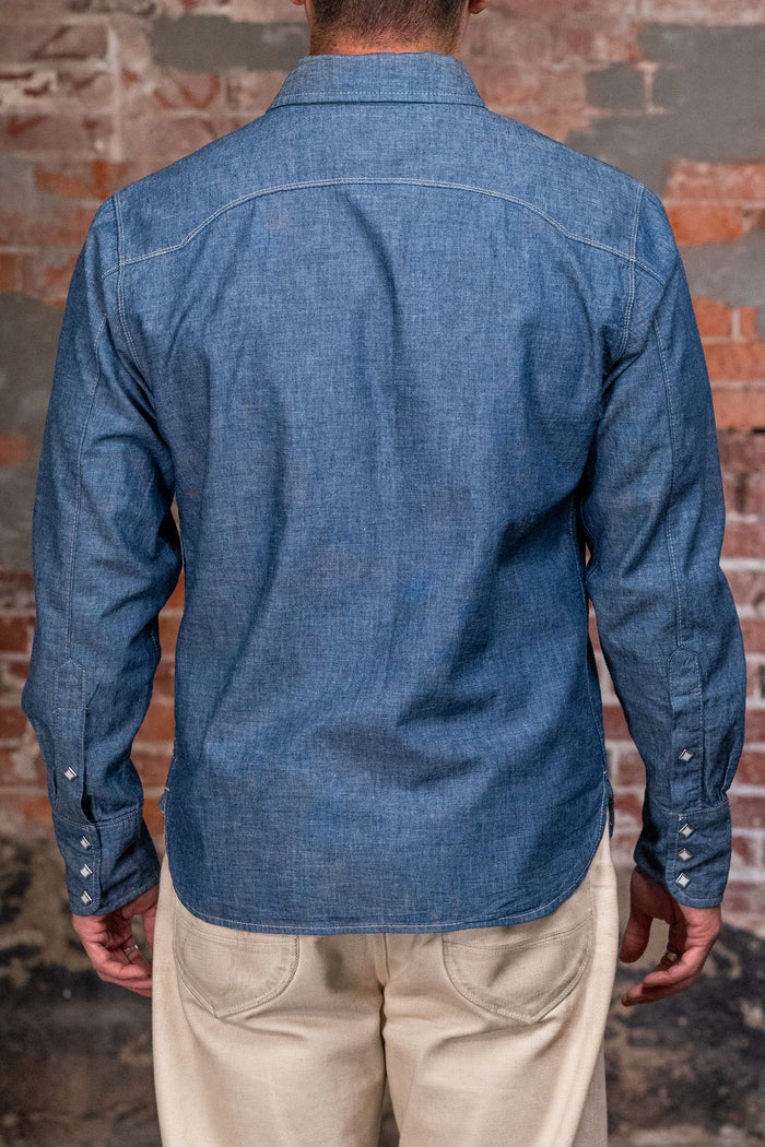 Freenote Cloth Calico - Dusty Blue. on model back profile