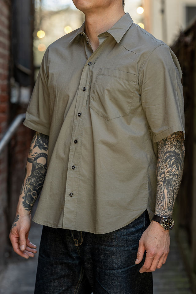 Hansen Garments Reidar Short Sleeve Shirt - Dry Oregano - model shot - side facing