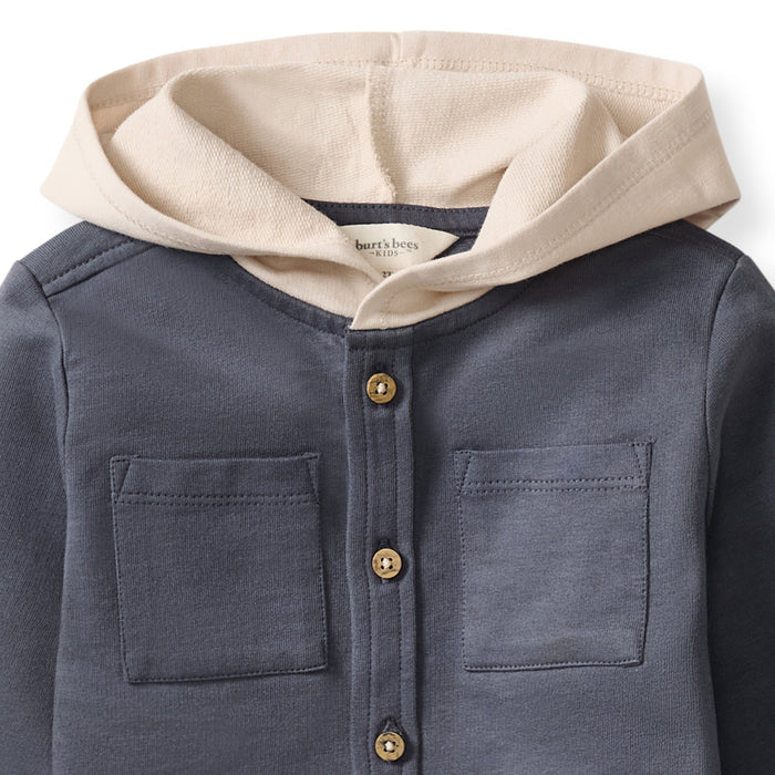 Hooded button-down shirt with beige hood, dark blue front and two chest pockets