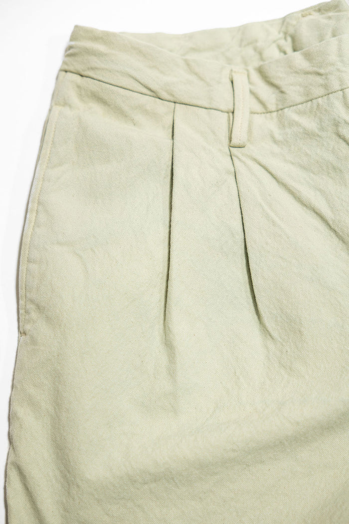 Seuvas 10oz Canvas 2-Tuck Shorts - Matcha. close up of front of pant pleats