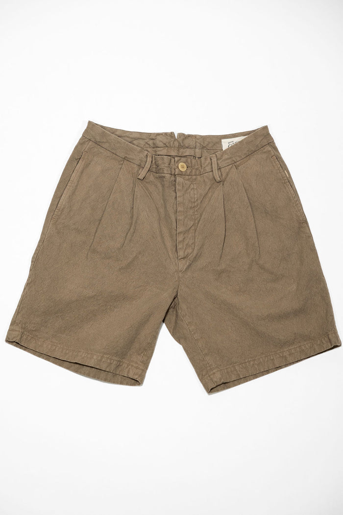 Seuvas Canvas 2-Tuck Shorts - Coffee. laid on back