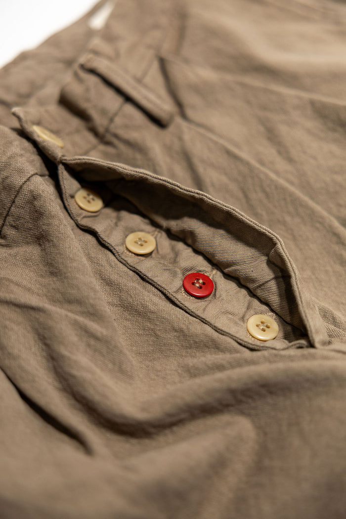 Seuvas Canvas 2-Tuck Shorts - Coffee. close up detail shot of button fly