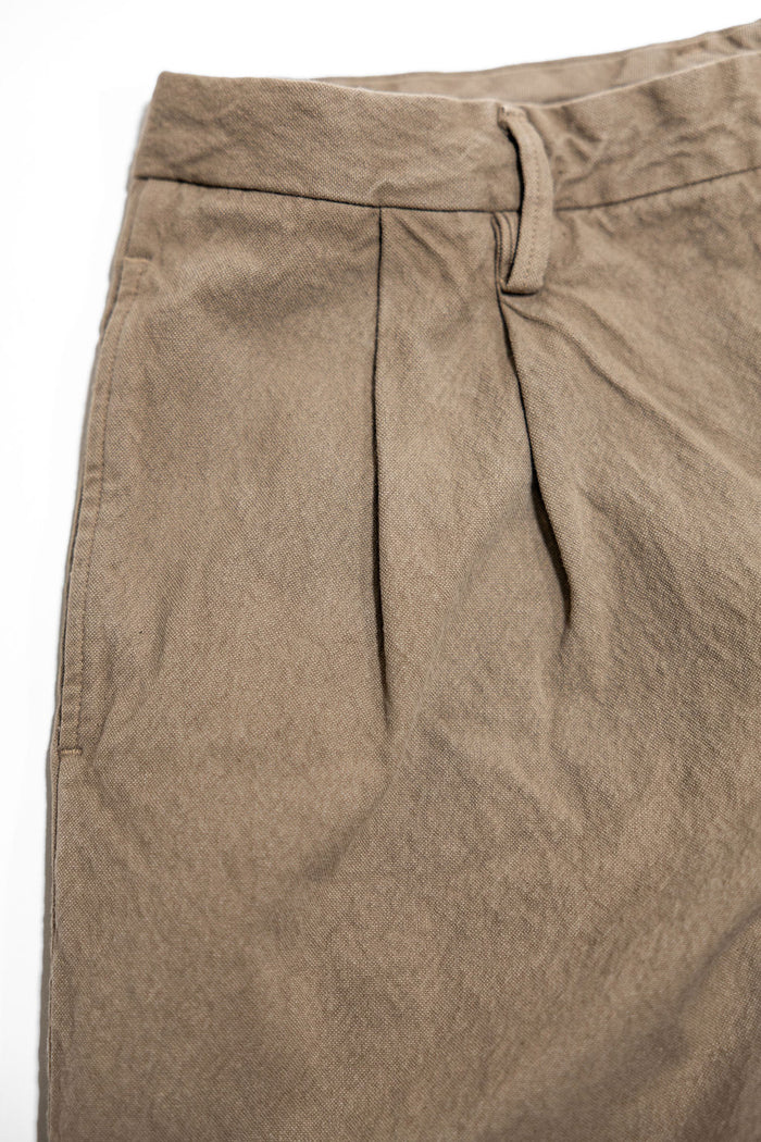 Seuvas Canvas 2-Tuck Shorts - Coffee. close up shot of front pleats