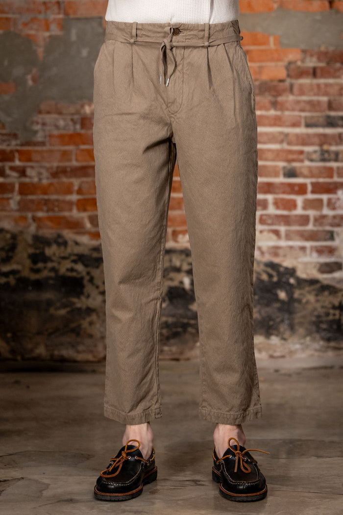 Seuvas Canvas Tapered 2-Tuck Pants (Regular) - Coffee. on model front profile