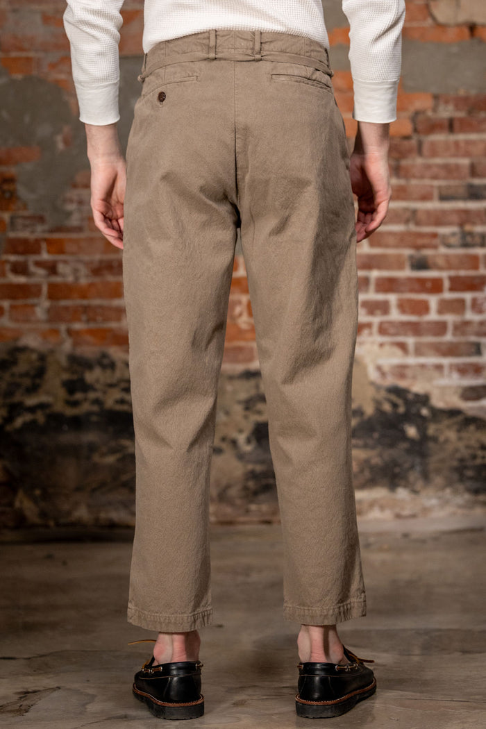 Seuvas Canvas Tapered 2-Tuck Pants (Regular) - Coffee. on model back profile