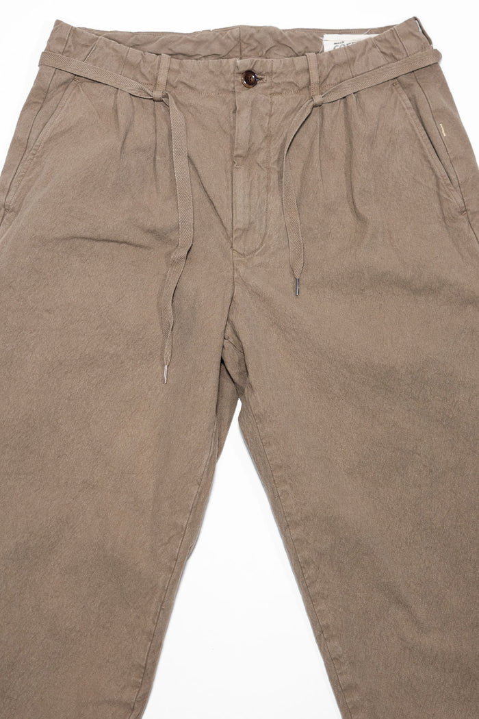 Seuvas Canvas Tapered 2-Tuck Pants (Regular) - Coffee. laid on back