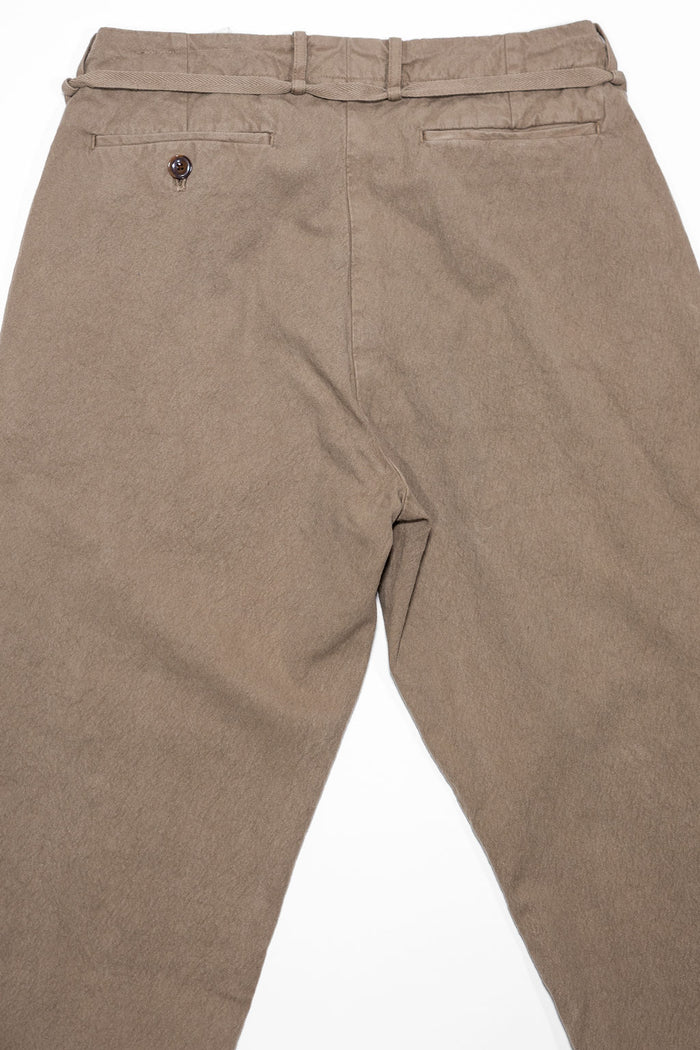 Seuvas Canvas Tapered 2-Tuck Pants (Regular) - Coffee.  laid on front