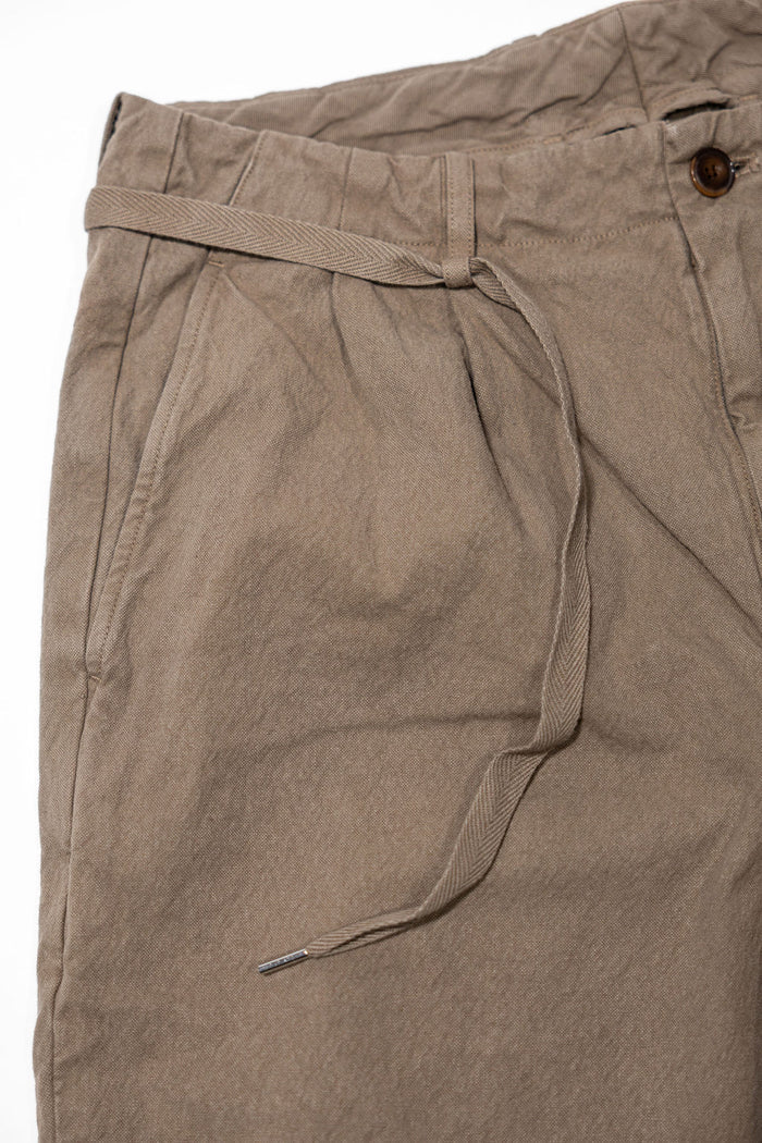 Seuvas Canvas Tapered 2-Tuck Pants (Regular) - Coffee. close up of top right of the pants