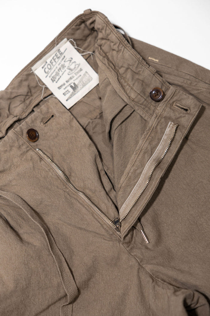Seuvas Canvas Tapered 2-Tuck Pants (Regular) - Coffee. close up of zipper fly open