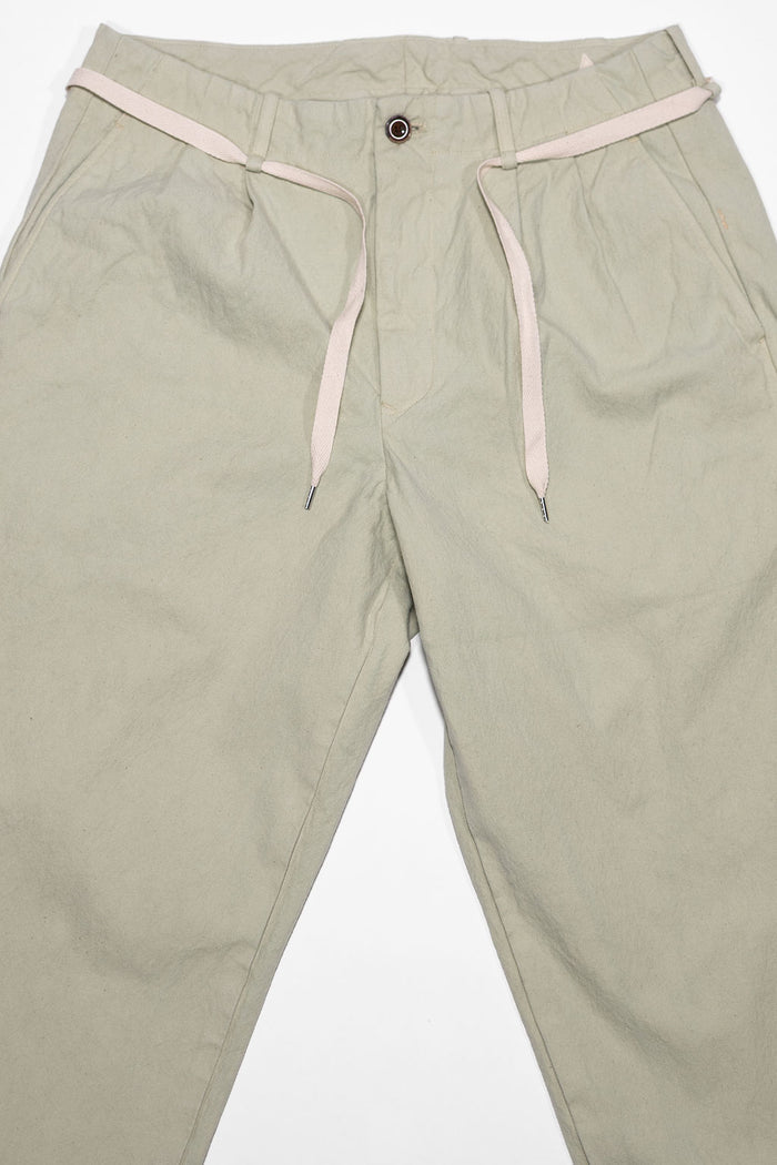 Seuvas Canvas Tapered 2-Tuck Pants (Regular) - Matcha. laid on back