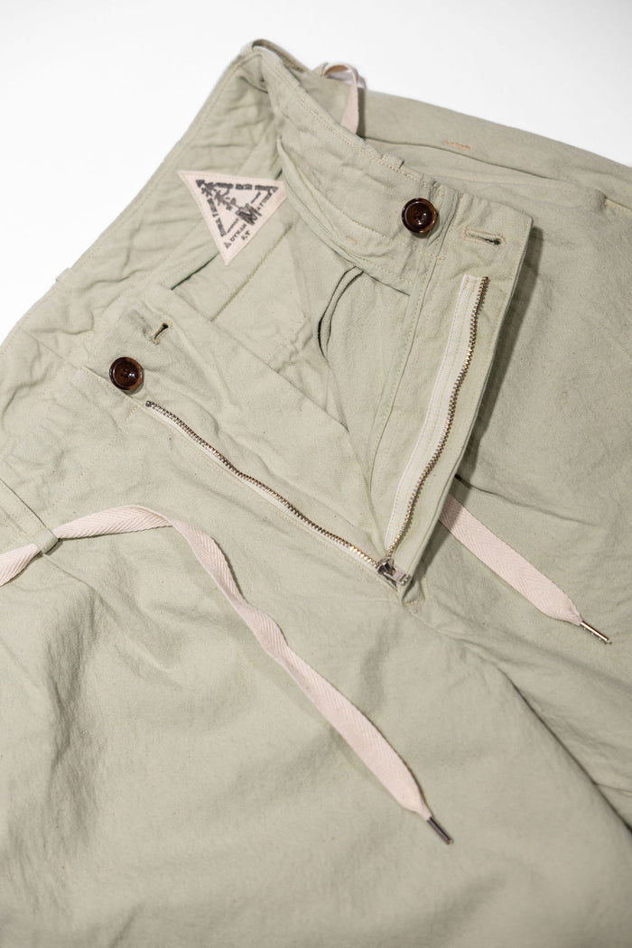 Seuvas Canvas Tapered 2-Tuck Pants (Regular) - Matcha. close up shot of open zipper fly