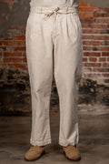 Seuvas Canvas Tapered 2-Tuck Pants (Regular) - Natural. on model front profile
