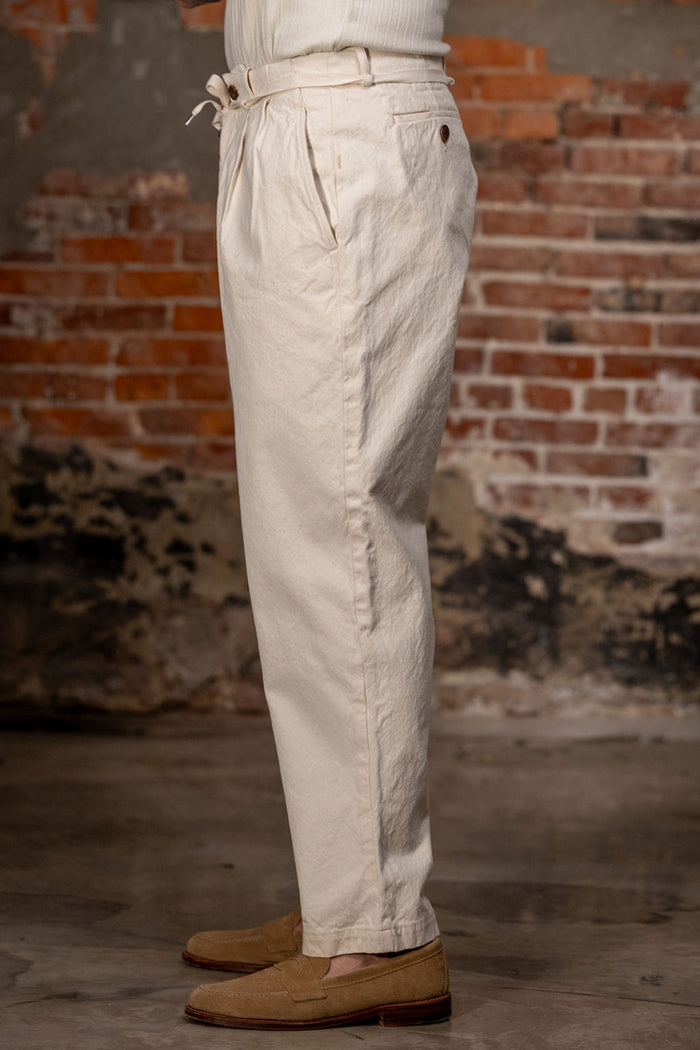 Seuvas Canvas Tapered 2-Tuck Pants (Regular) - Natural. on model side profile