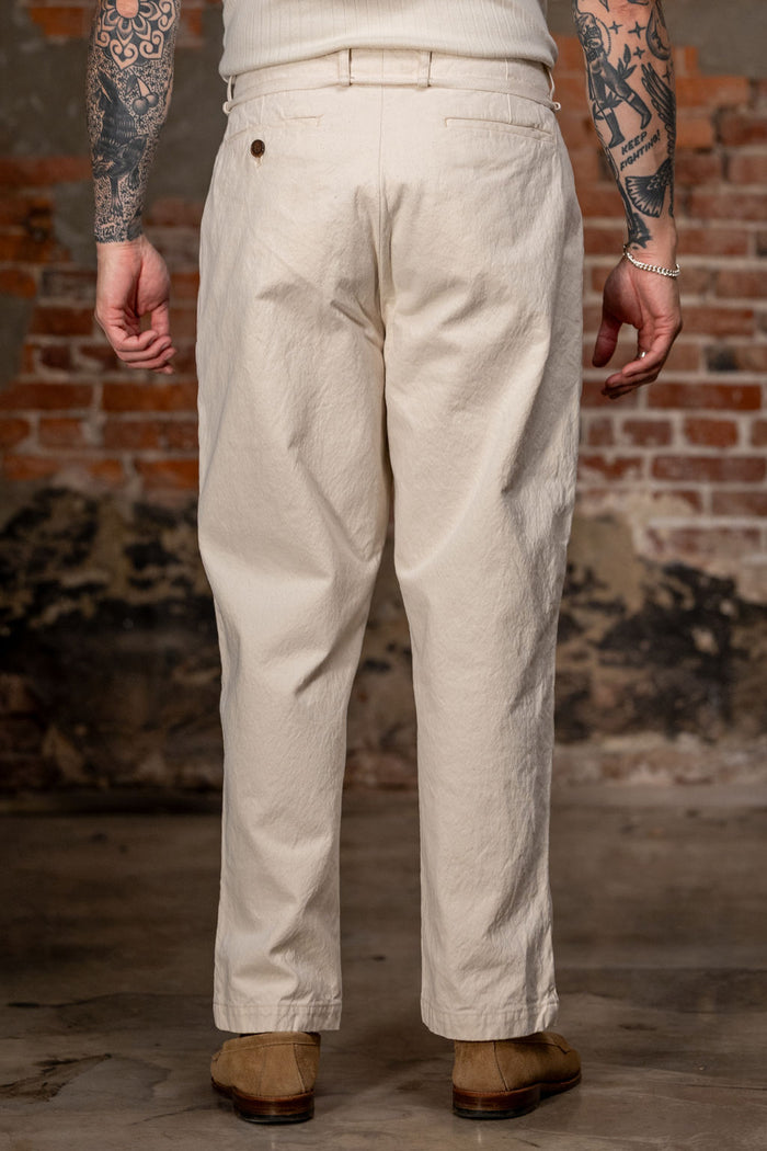 Seuvas Canvas Tapered 2-Tuck Pants (Regular) - Natural. on model back profile