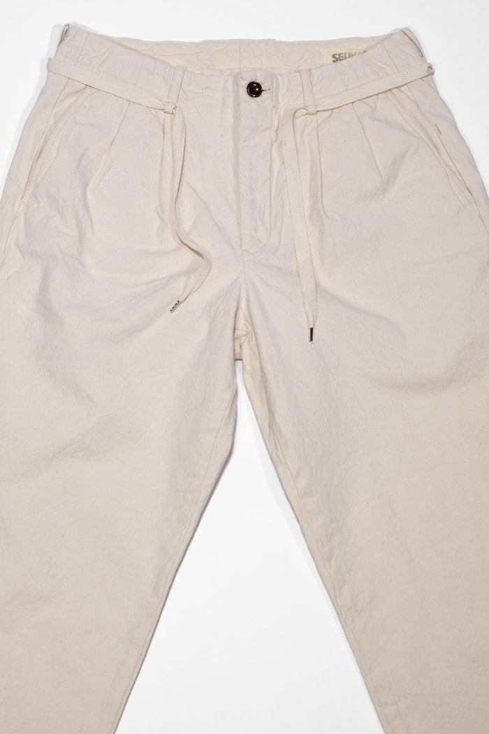 Seuvas Canvas Tapered 2-Tuck Pants (Regular) - Natural. laid on back