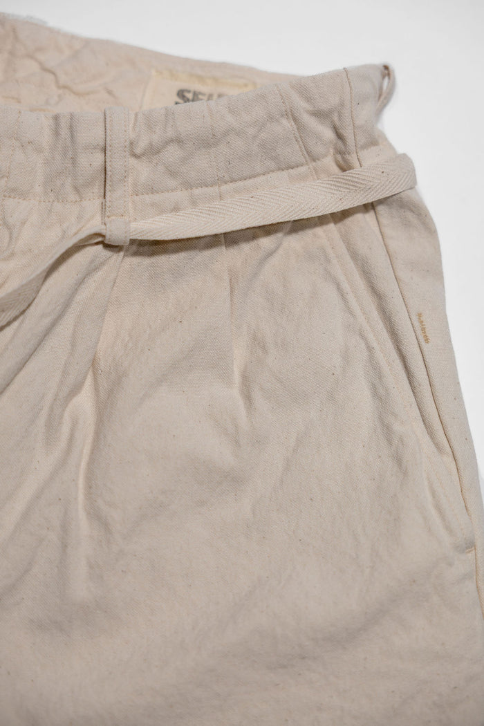 Seuvas Canvas Tapered 2-Tuck Pants (Regular) - Natural. close up of front pleats