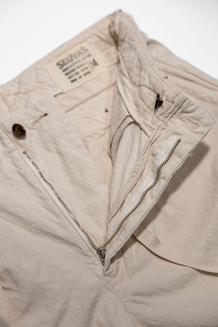 Seuvas Canvas Tapered 2-Tuck Pants (Regular) - Natural. close up detail shot of zipper fly open